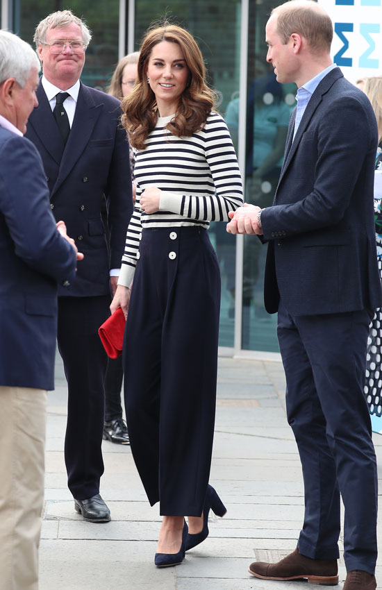 Kate Middleton con pantalones culotte y jersey de rayas