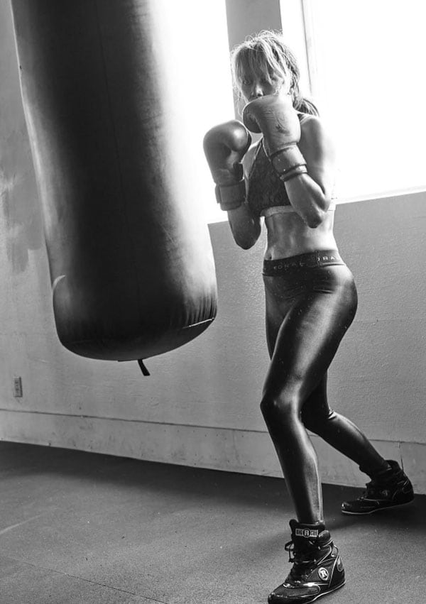 Halle Berry practicando boxeo con leggings y top deportivo