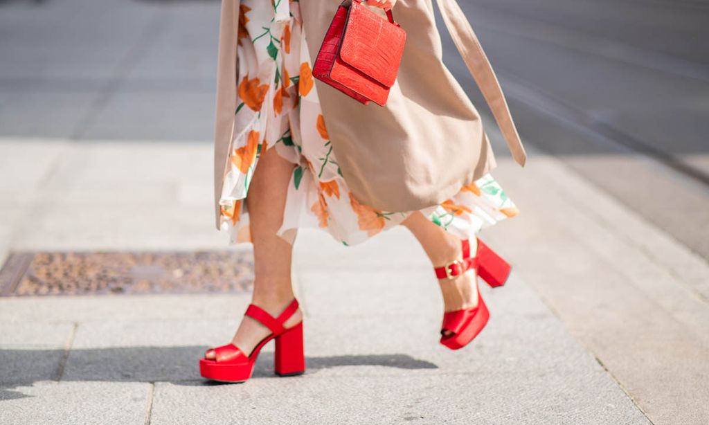 Las chicas que quieren parecer más altas y vestir cómodas llevan una de estas sandalias