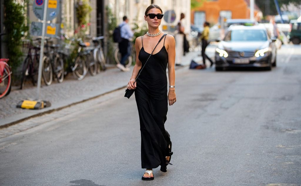 7 vestidos negros con efecto reductor que podrás llevar con sandalias y zapatillas