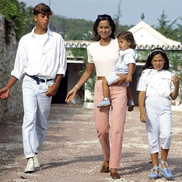 Isabel Preysler con sus hijos llevando pantalones vaqueros rosas
