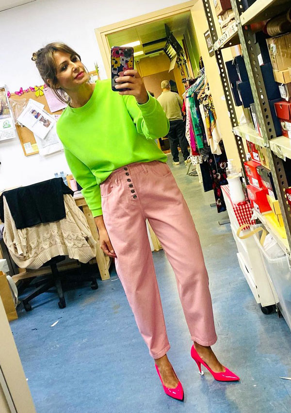 Nuria Roca con pantalones rosa de Benetton y sudadera verde flúor