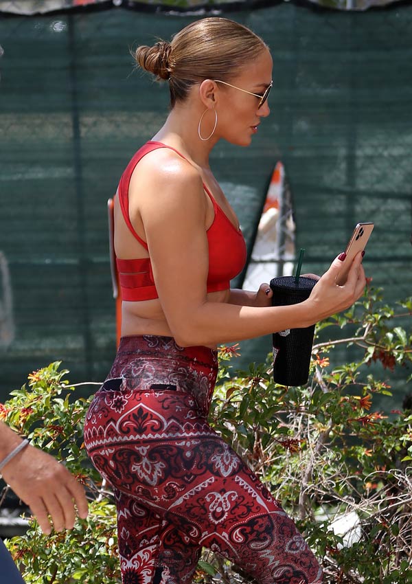 Jennifer Lopez con leggings estampados y top deportivo rojo