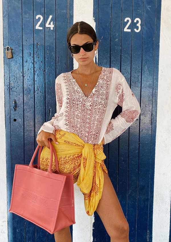 Marta Lozano luce un look con falda pareo mini de verano y bolso de Christian Dior