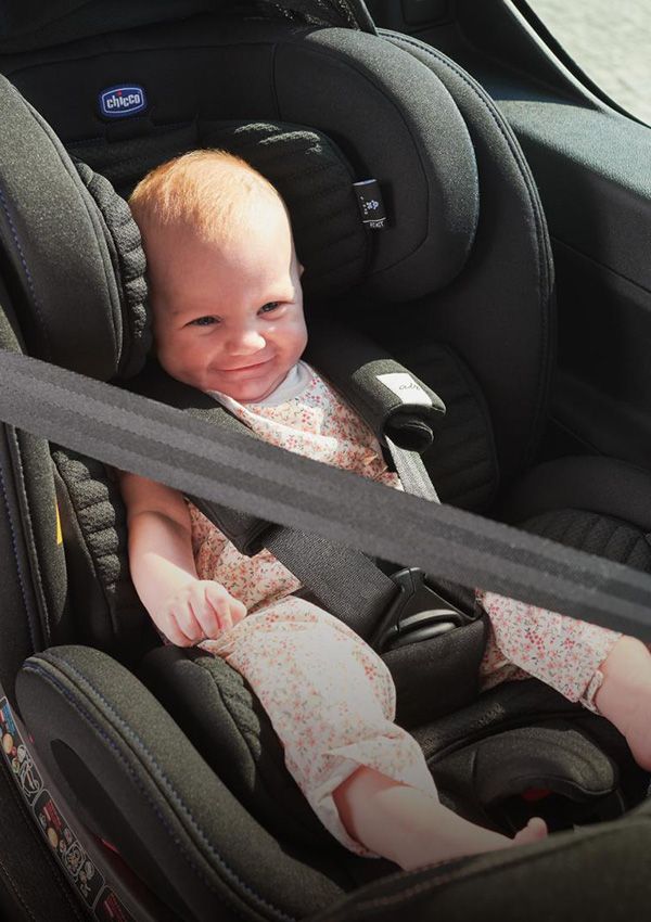 Bebé en una sillita para el coche