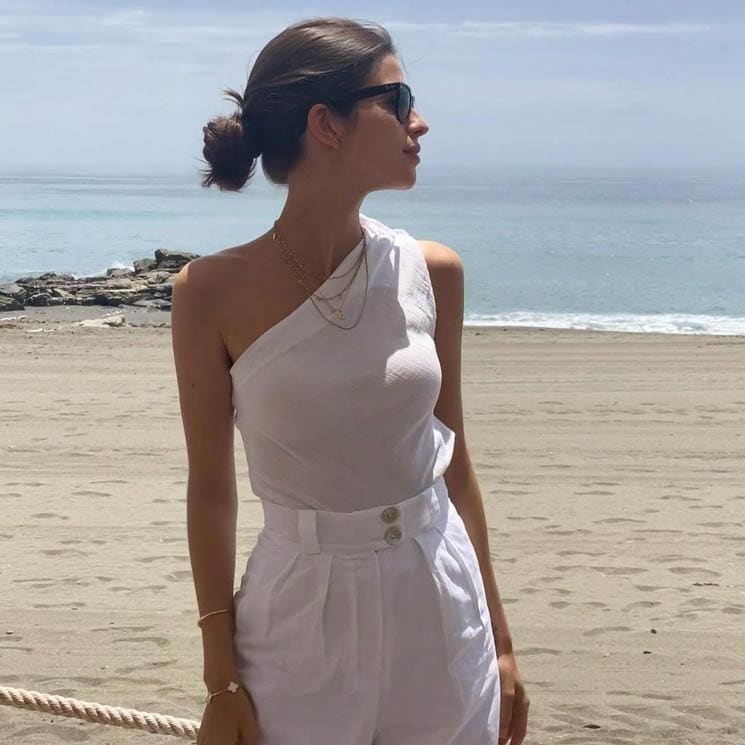 Sandra Gago con pantalones blancos de lino y blusa blanca asimétrica