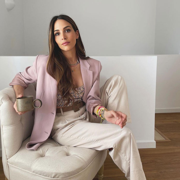 Rocío Osorno con pantalones beis, top de flores y americana
