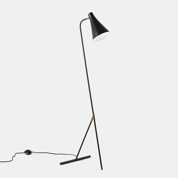 Una lámpara de pie de estilo minimalista