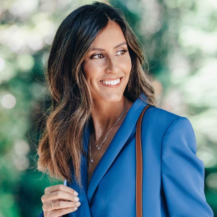Ana Boyer con americana azul