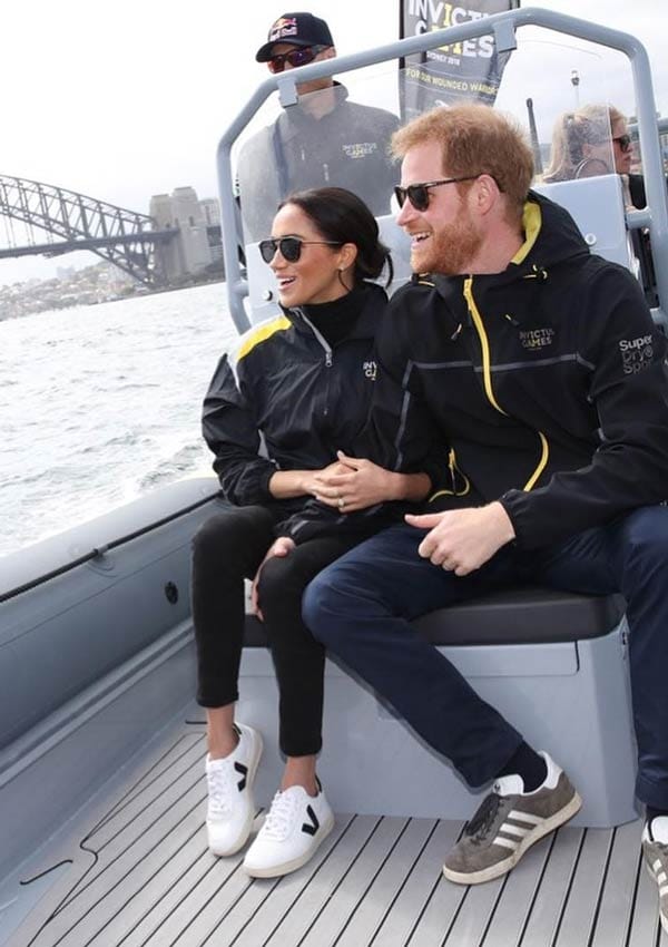 Meghan Markle con zapatillas Veja en color blanco