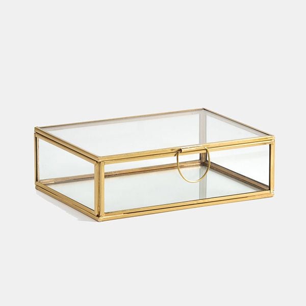 Una mesa más elegante con una caja tipo vitrina de cristal