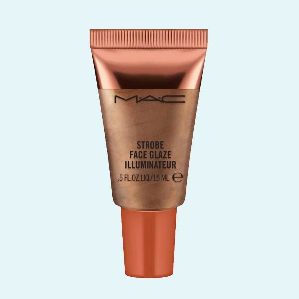 Para un efecto 'glossy': Strobe Face Glaze de M.A.C