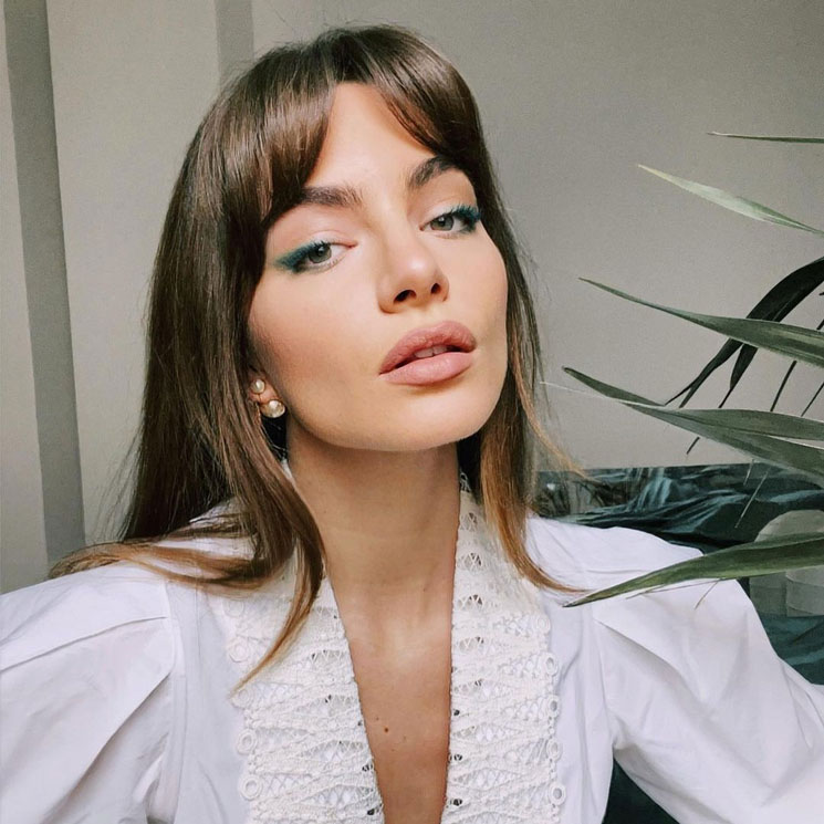 Mara Lafontan con camisa blanca y eyeliner verde