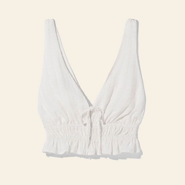 Una blusa blanca con volantes