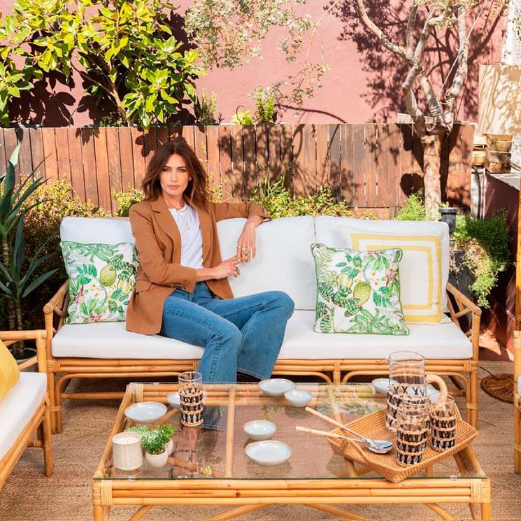 Nieves Álvarez en su terraza con sofás de jardín de El Corte Inglés