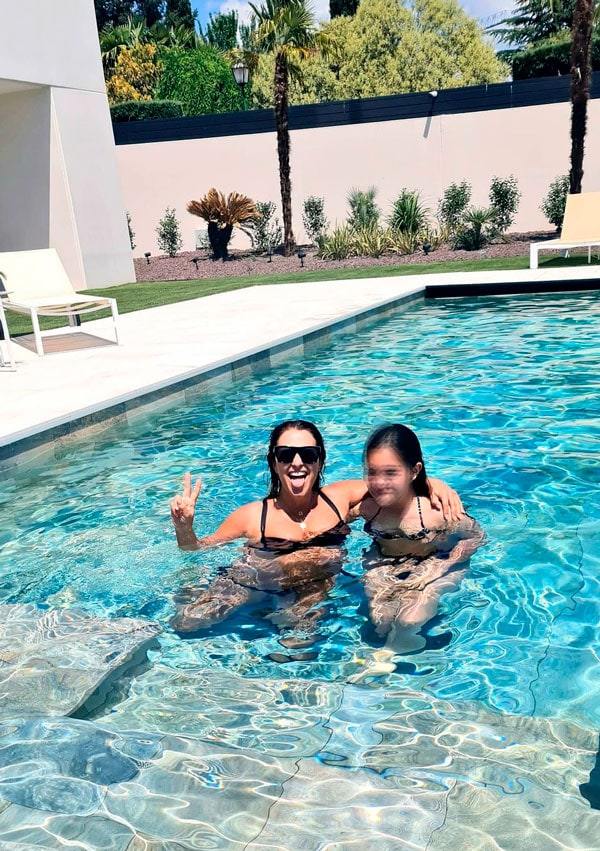 Paula Echevarría y su hija Daniela bañándose en la piscina