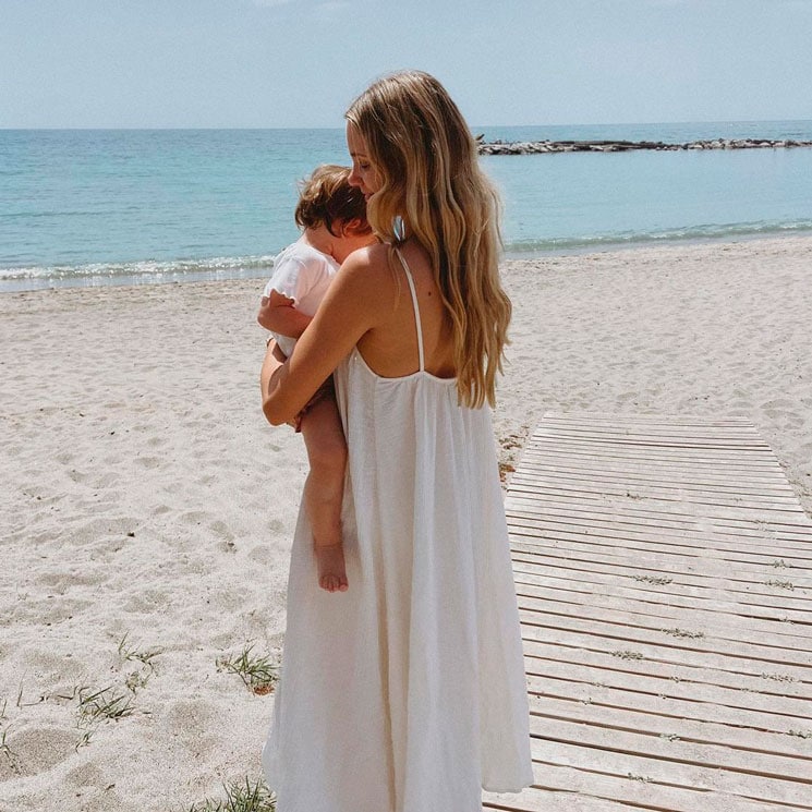 Caroline Wendelin con su bebé en la playa