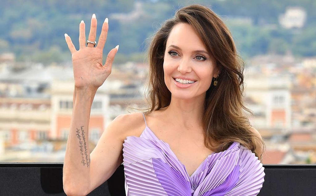 Ya puedes copiar las sandalias de tacón cómodo que han unido a Tamara Falcó y Angelina Jolie