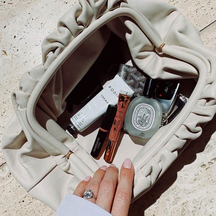 Bolso con cosméticos en formato viaje