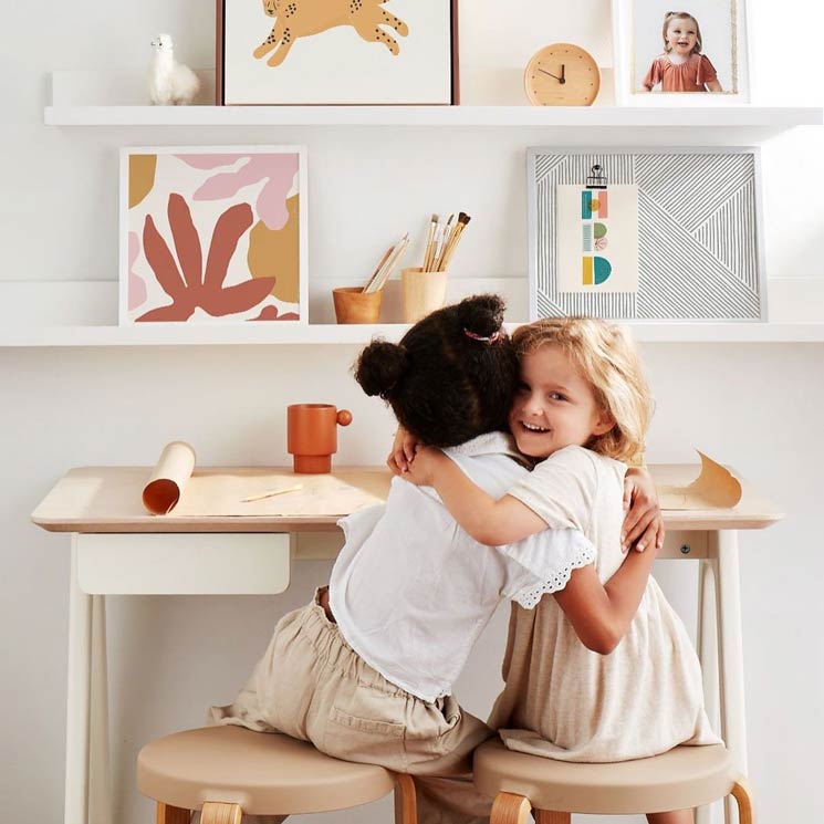Niñas en escritorio de Minted