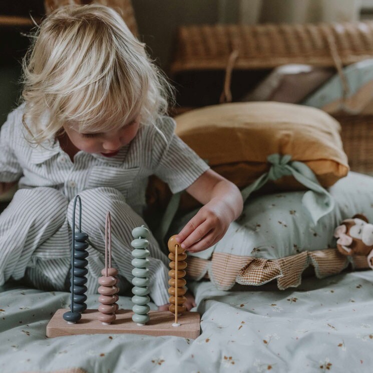 Niño jugando con juguete de madera de Zara Home