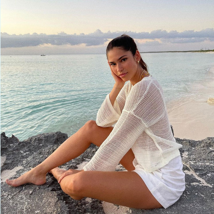 Juliana Herz con blusa y shorts blancos en la playa