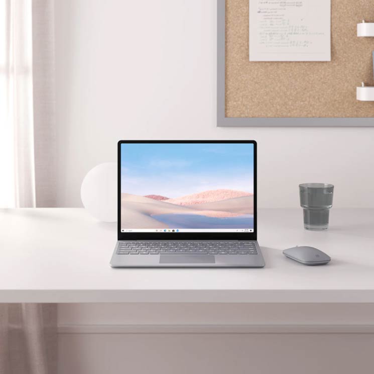 Ordenador Surface en escritorio de trabajo