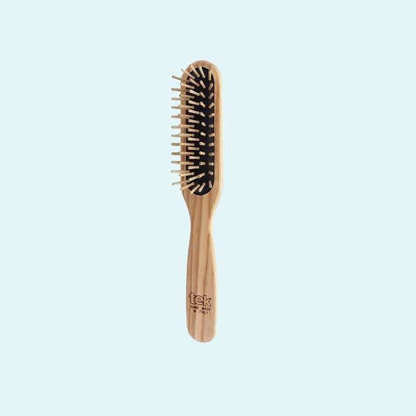 Un cepillo con púas de madera