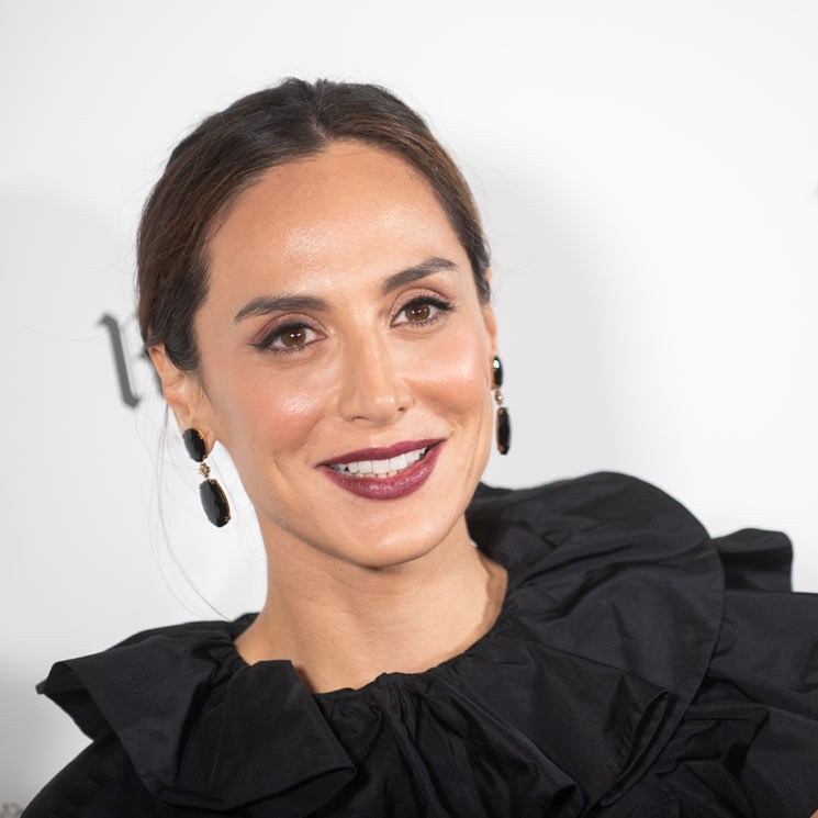 Tamara Falcó con blusa negra de volantes en Ruinart Rose Market