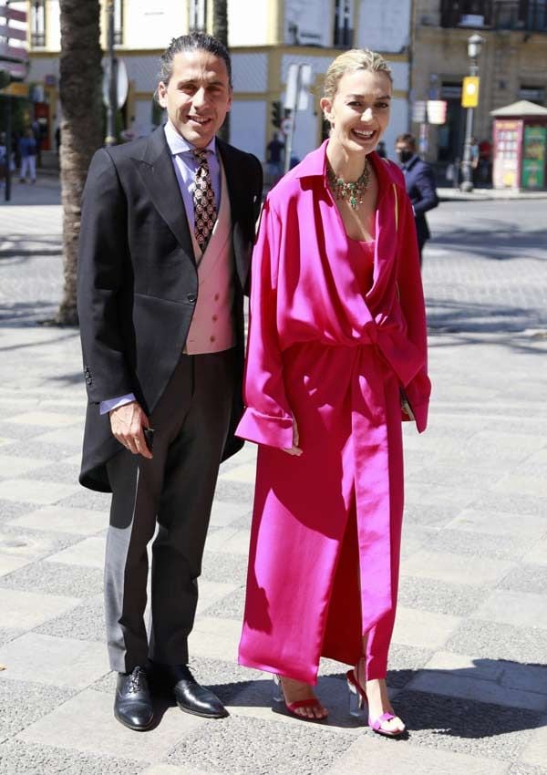 Marta Ortega con sandalias de vinilo y total look rosa fucsia