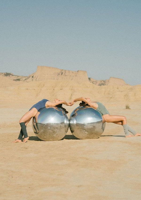 Mujeres haciendo ejercicio con pelotas de pilates y bodys de Born Living Yoga