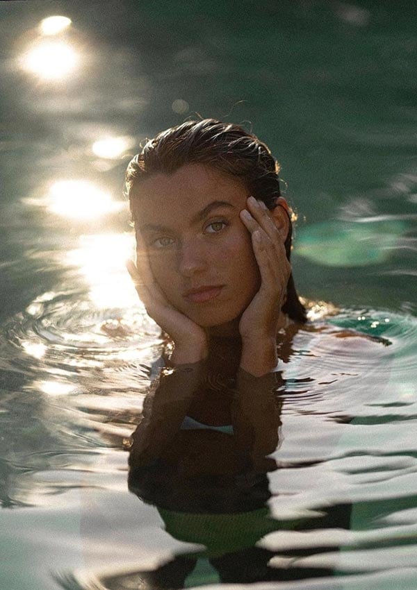 Mujer en el agua con rostro desmaquillado