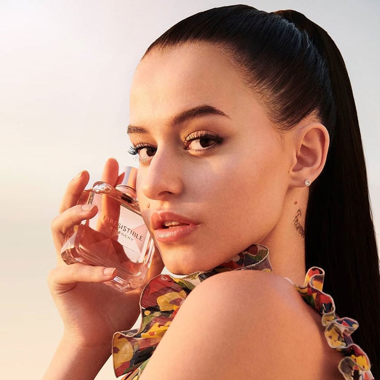 Modelo con perfume de Givenchy