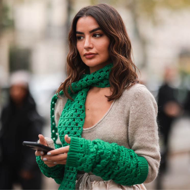 Invitada al desfile de Miu Miu con jersey de punto y bufanda verde