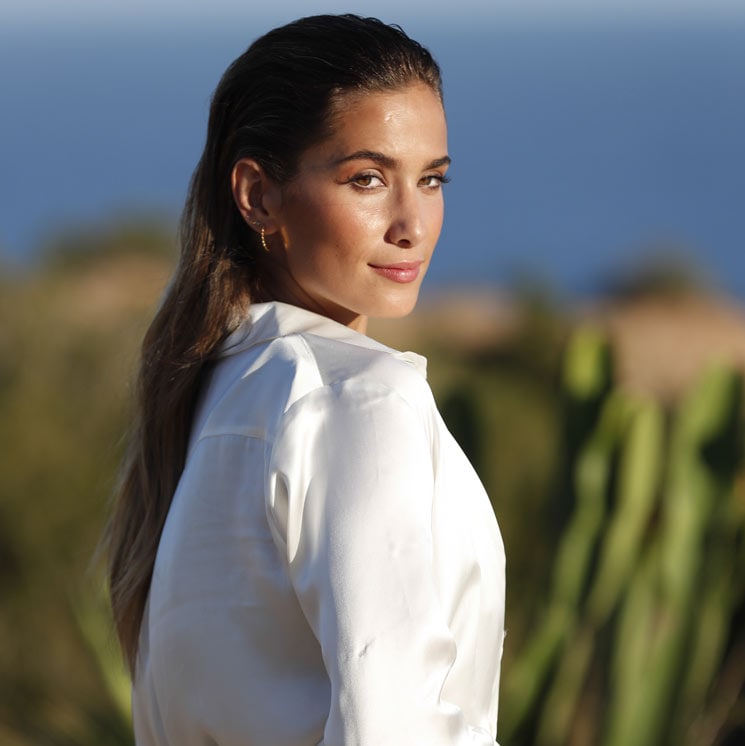 María Pombo con camisa blanca