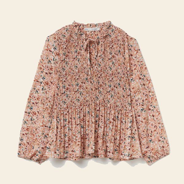 La más económica: blusa plisada con estampado floral