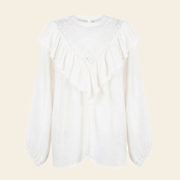Para llevar con vaqueros: blusa blanca con calados y volantes