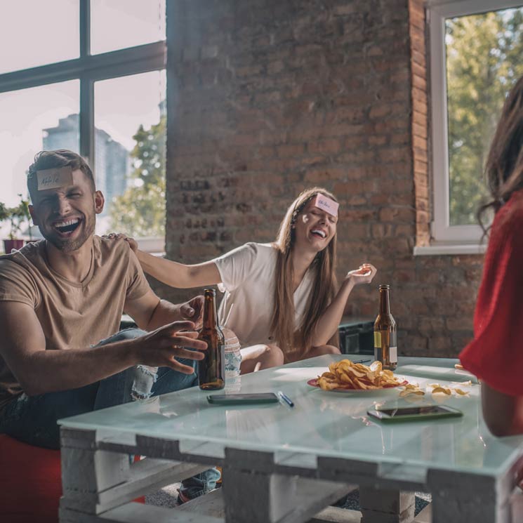 Grupo de amigos jugando juegos de mesa