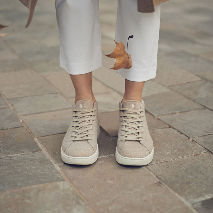 Mujer con botas de yuccs en color beis