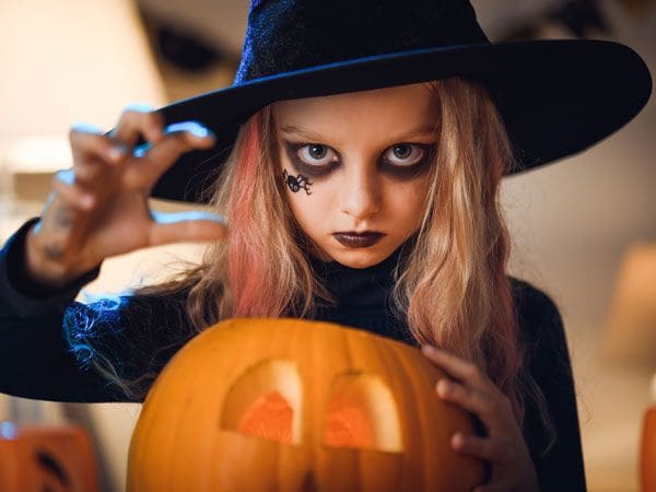 Maquillaje de bruja para niña en Halloween
