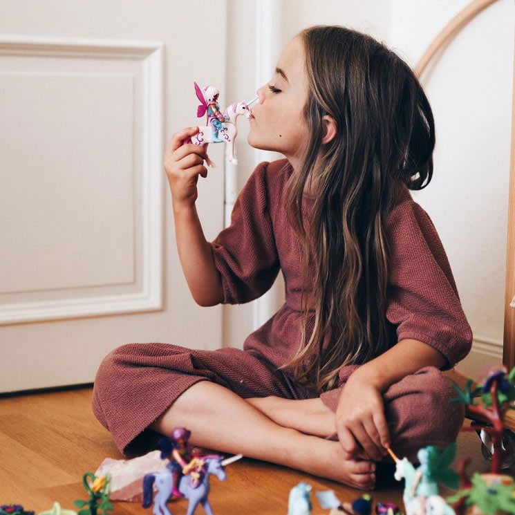 Niña jugando con Playmobil de Unicornios