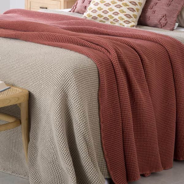 Una colcha en color terracota para dormir mejor