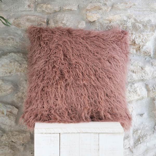 Un cojín efecto pelo para su dormitorio