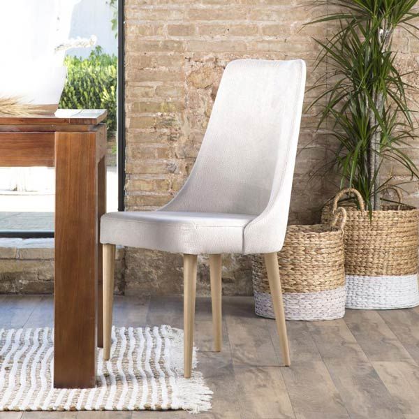 Una silla blanca para el comedor