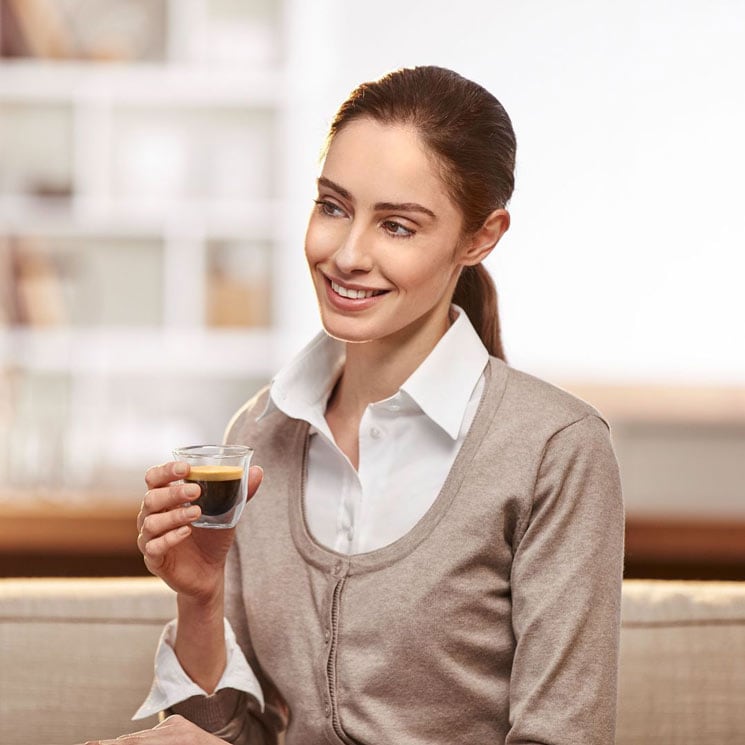 Mujer tomando un café