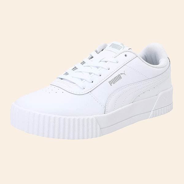 Unas zapatillas blancas: PUMA Carina L