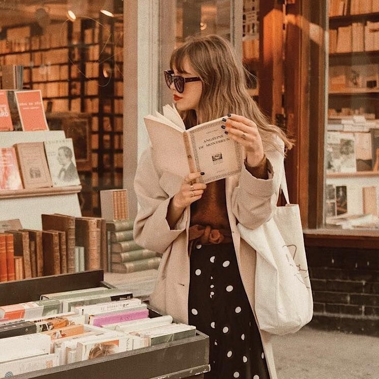 Modelo leyendo libros en un stand