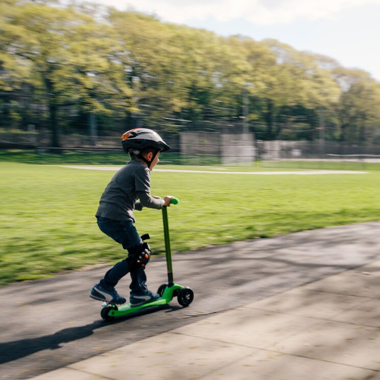 Un niño jugando con su patinete eléctrico