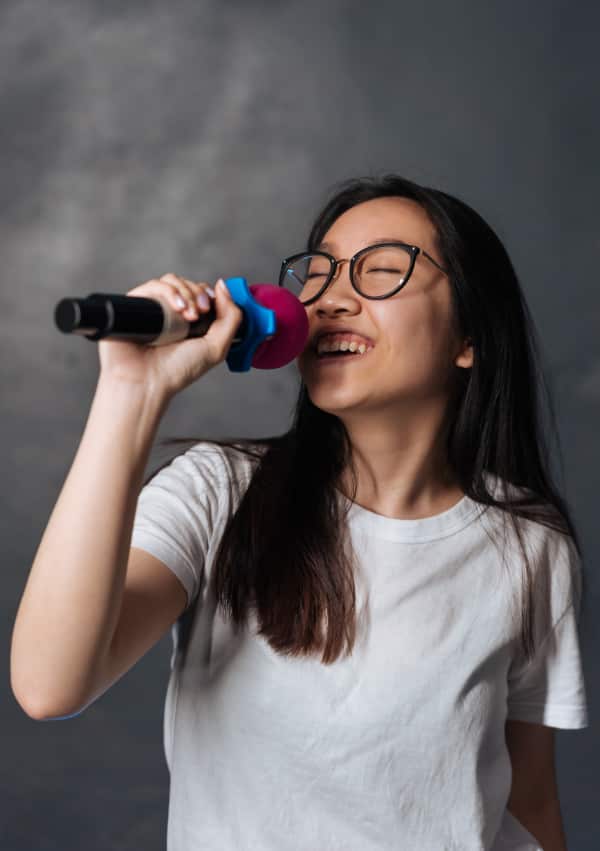 Una chica cantando en un karaoke