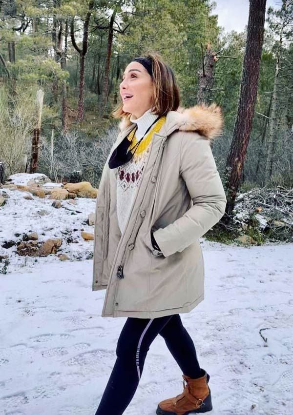 Tamara Falcó en la nieve con jersey de punto y abrigo de invierno